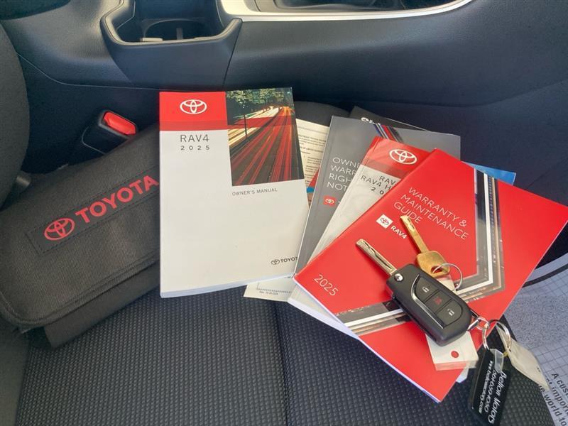 Toyota RAV4  2025
