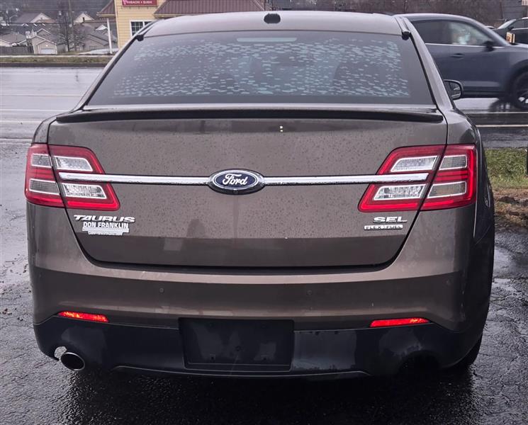 2015 Ford Taurus SEL's photo
