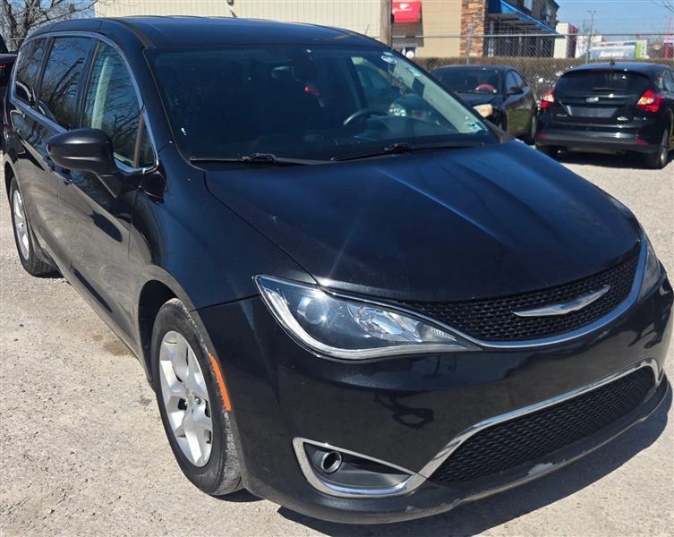 2018 Chrysler Pacifica Touring Plus's photo
