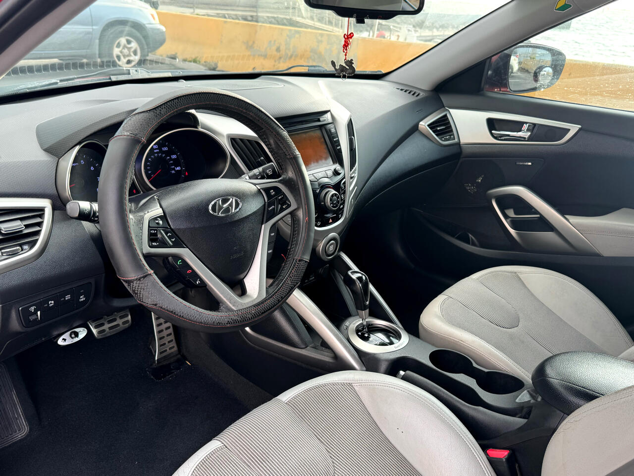 Hyundai Veloster Base 2012