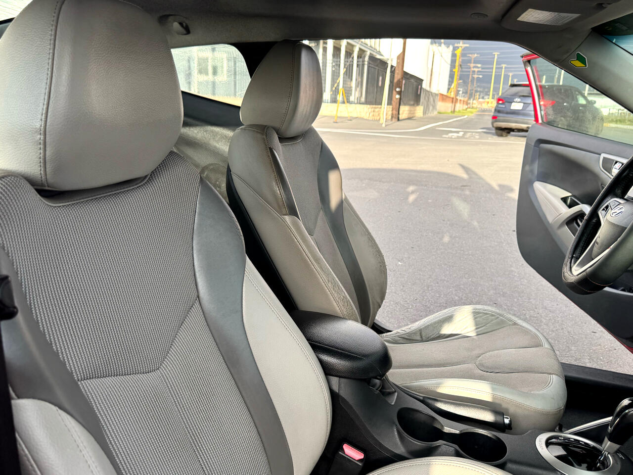 Hyundai Veloster Base 2012