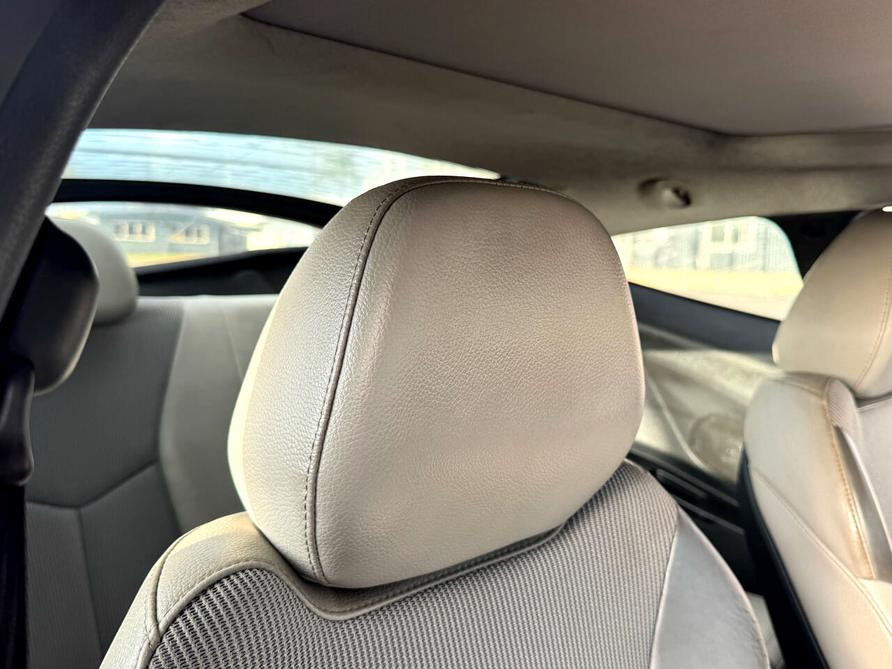 Hyundai Veloster Base 2012