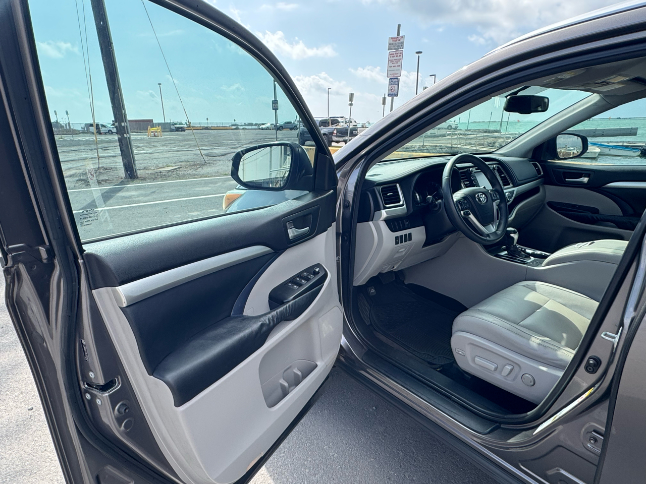 Toyota Highlander XLE FWD V6 2014