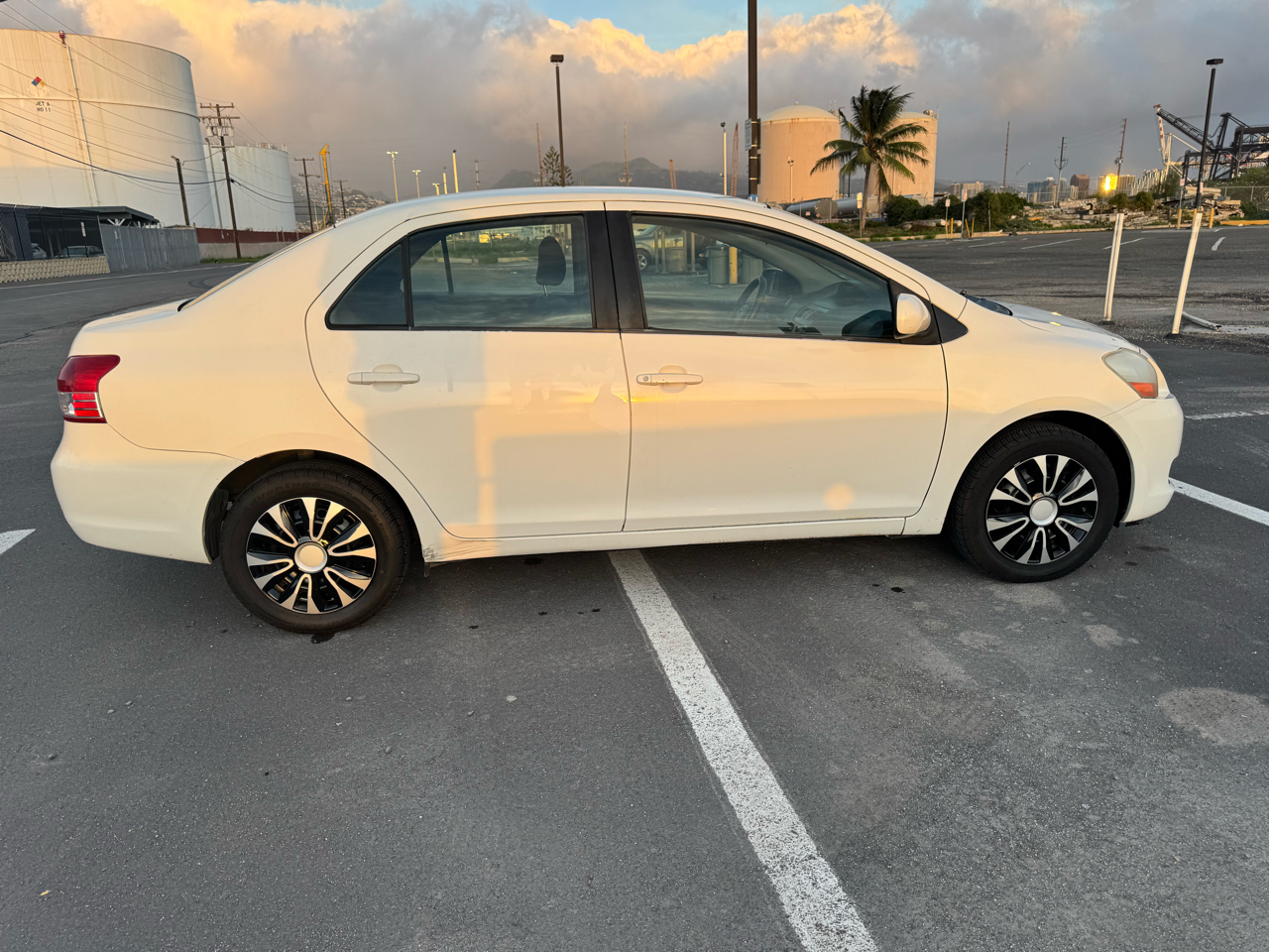 Toyota Yaris Sedan 4-Speed AT 2010