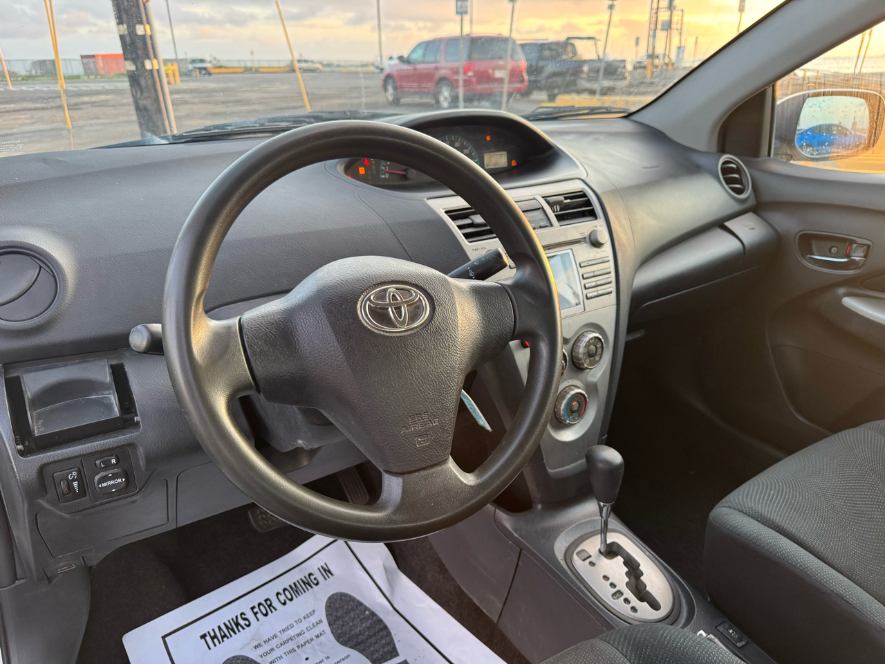 Toyota Yaris Sedan 4-Speed AT 2010