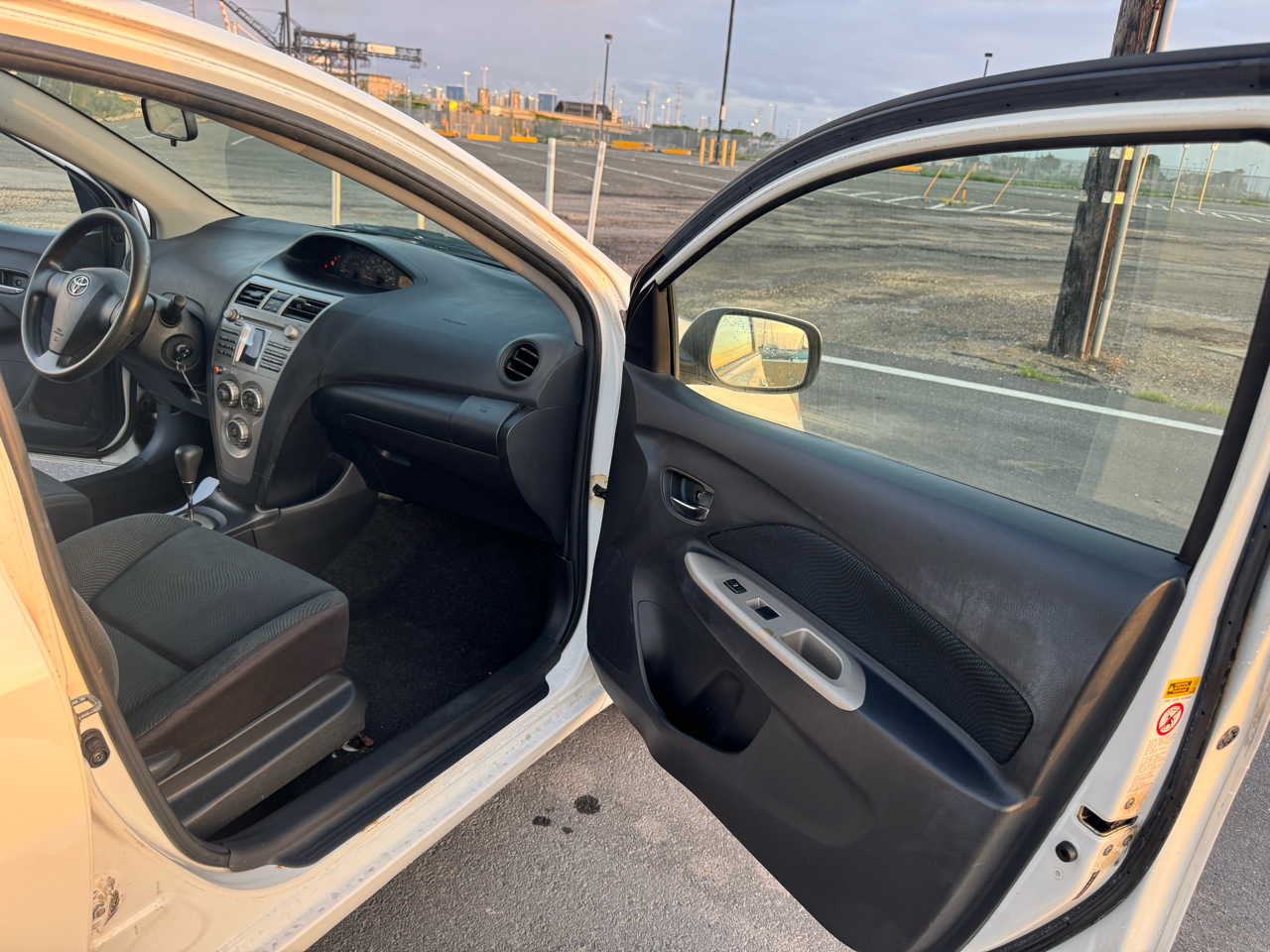 Toyota Yaris Sedan 4-Speed AT 2010