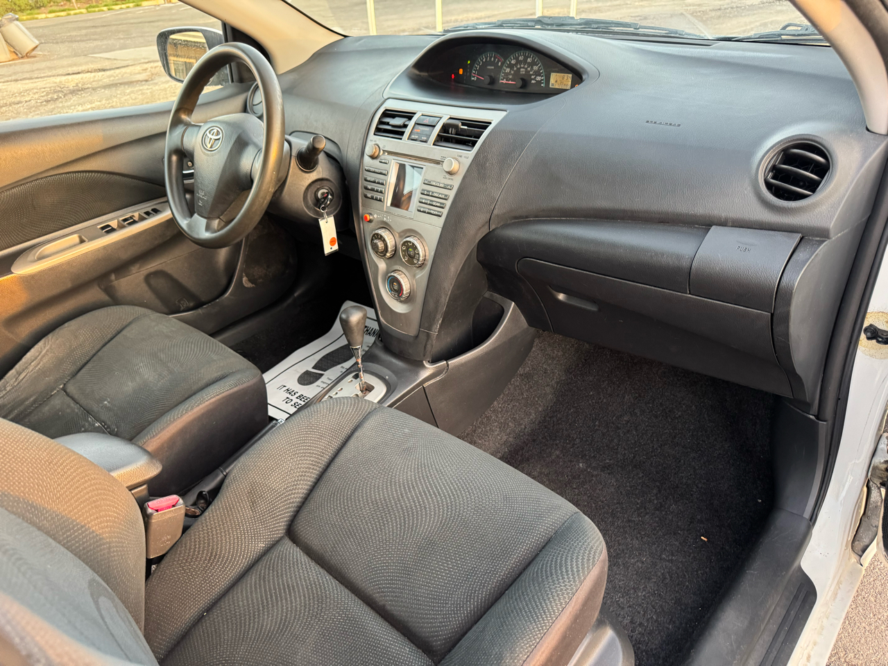 Toyota Yaris Sedan 4-Speed AT 2010