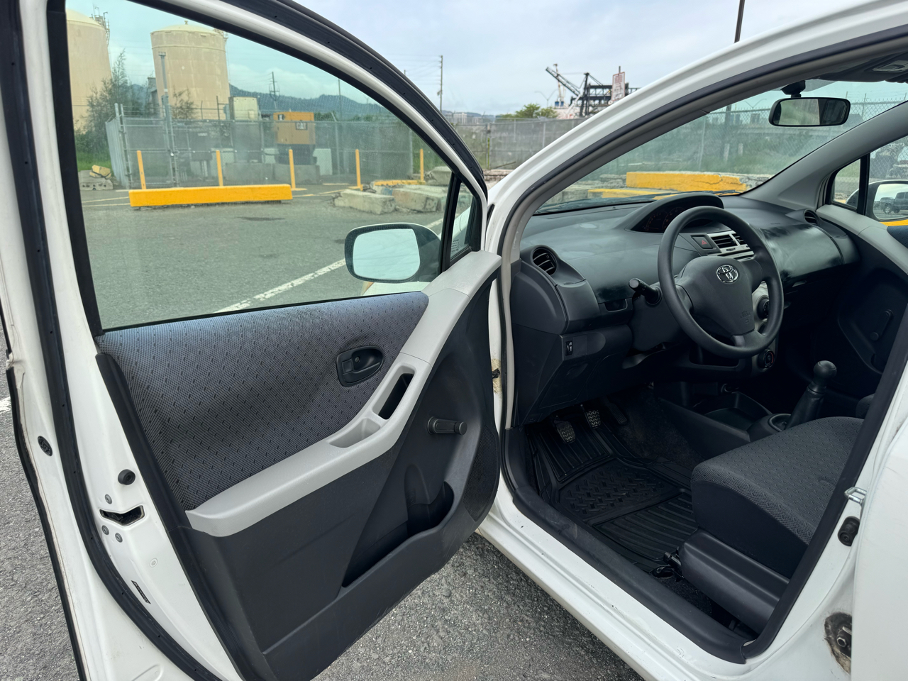 Toyota Yaris LE 4D Hatchback 2010