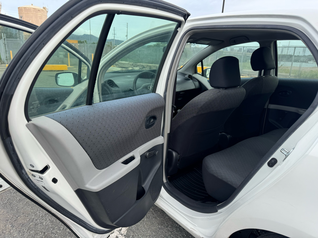 Toyota Yaris LE 4D Hatchback 2010