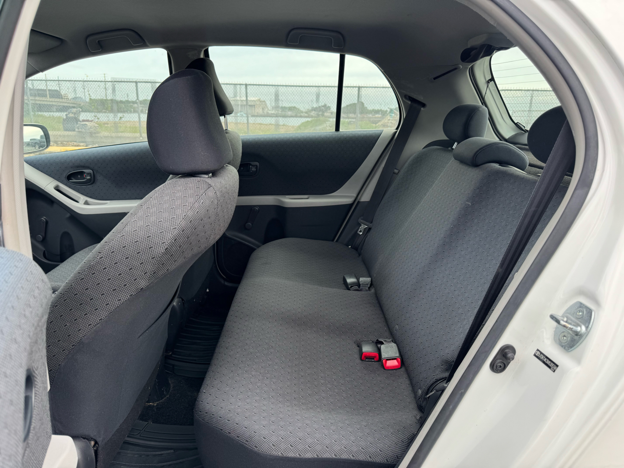 Toyota Yaris LE 4D Hatchback 2010