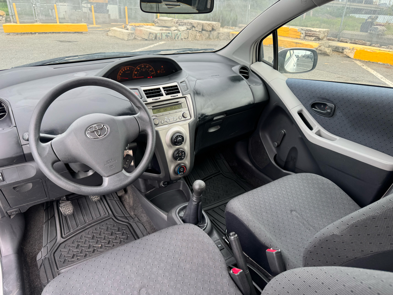 Toyota Yaris LE 4D Hatchback 2010