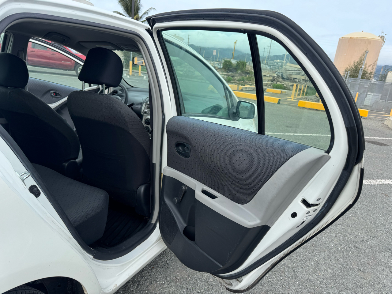 Toyota Yaris LE 4D Hatchback 2010