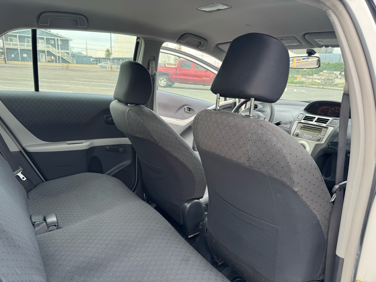 Toyota Yaris LE 4D Hatchback 2010