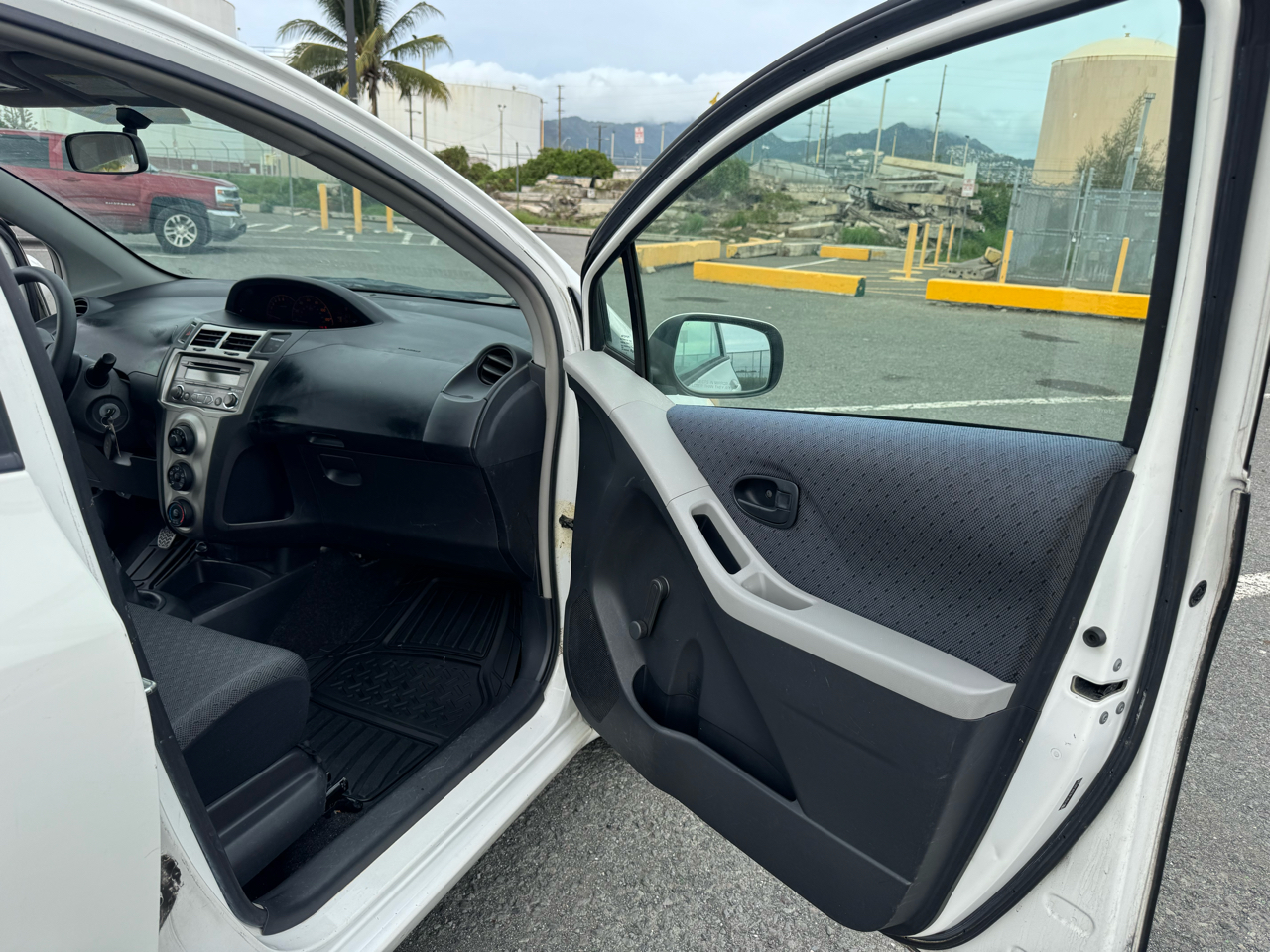 Toyota Yaris LE 4D Hatchback 2010