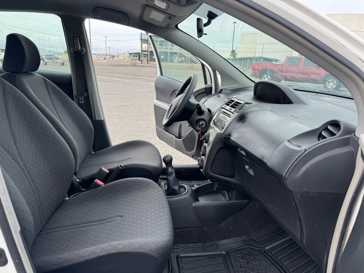 Toyota Yaris LE 4D Hatchback 2010