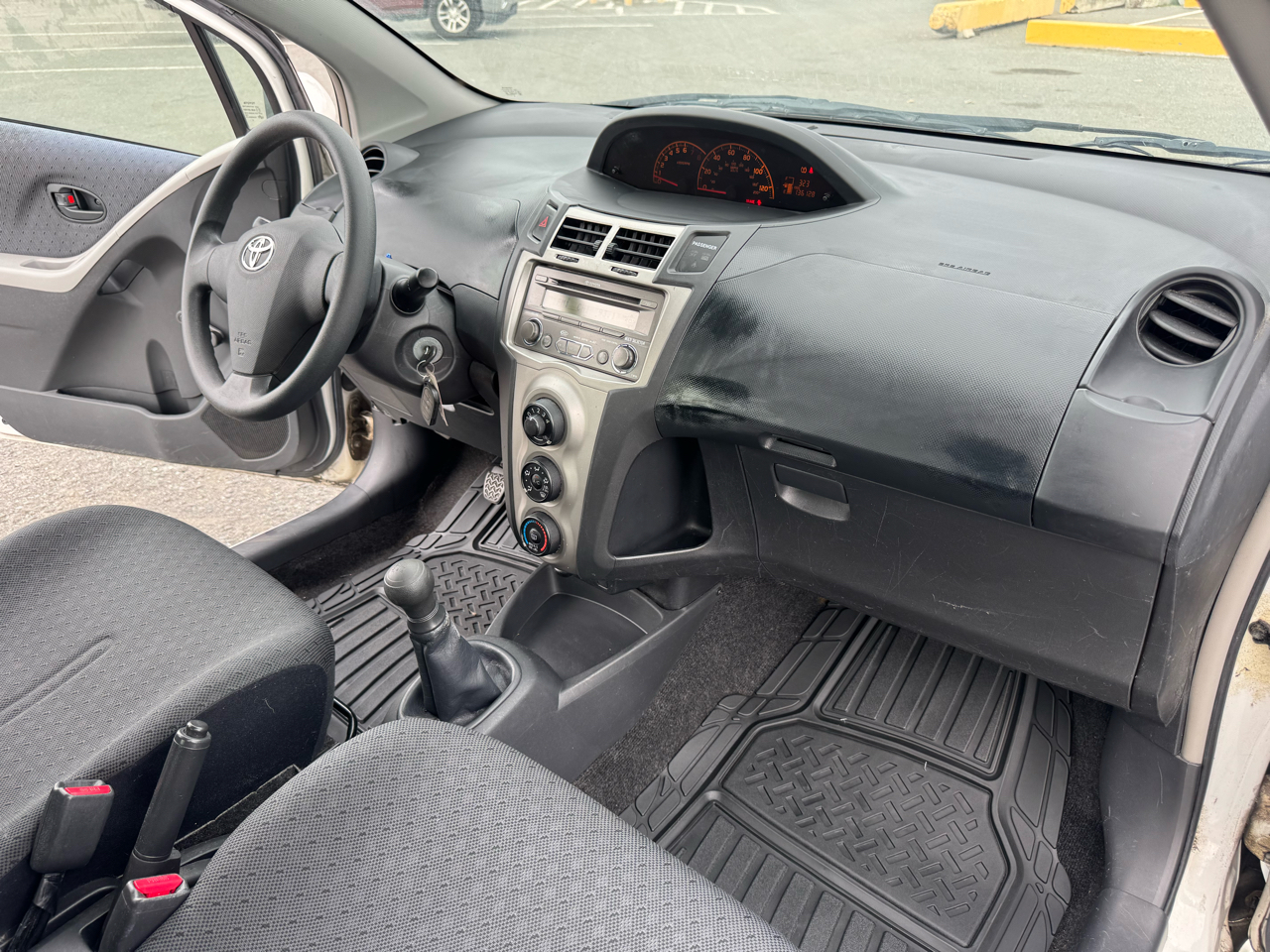 Toyota Yaris LE 4D Hatchback 2010