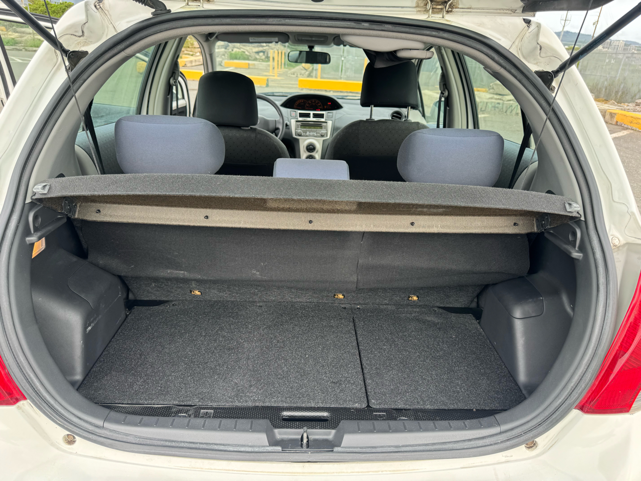 Toyota Yaris LE 4D Hatchback 2010