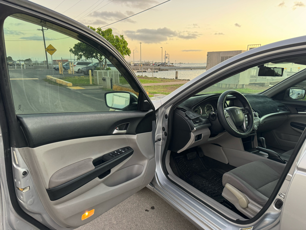 Honda Accord LX sedan AT 2011