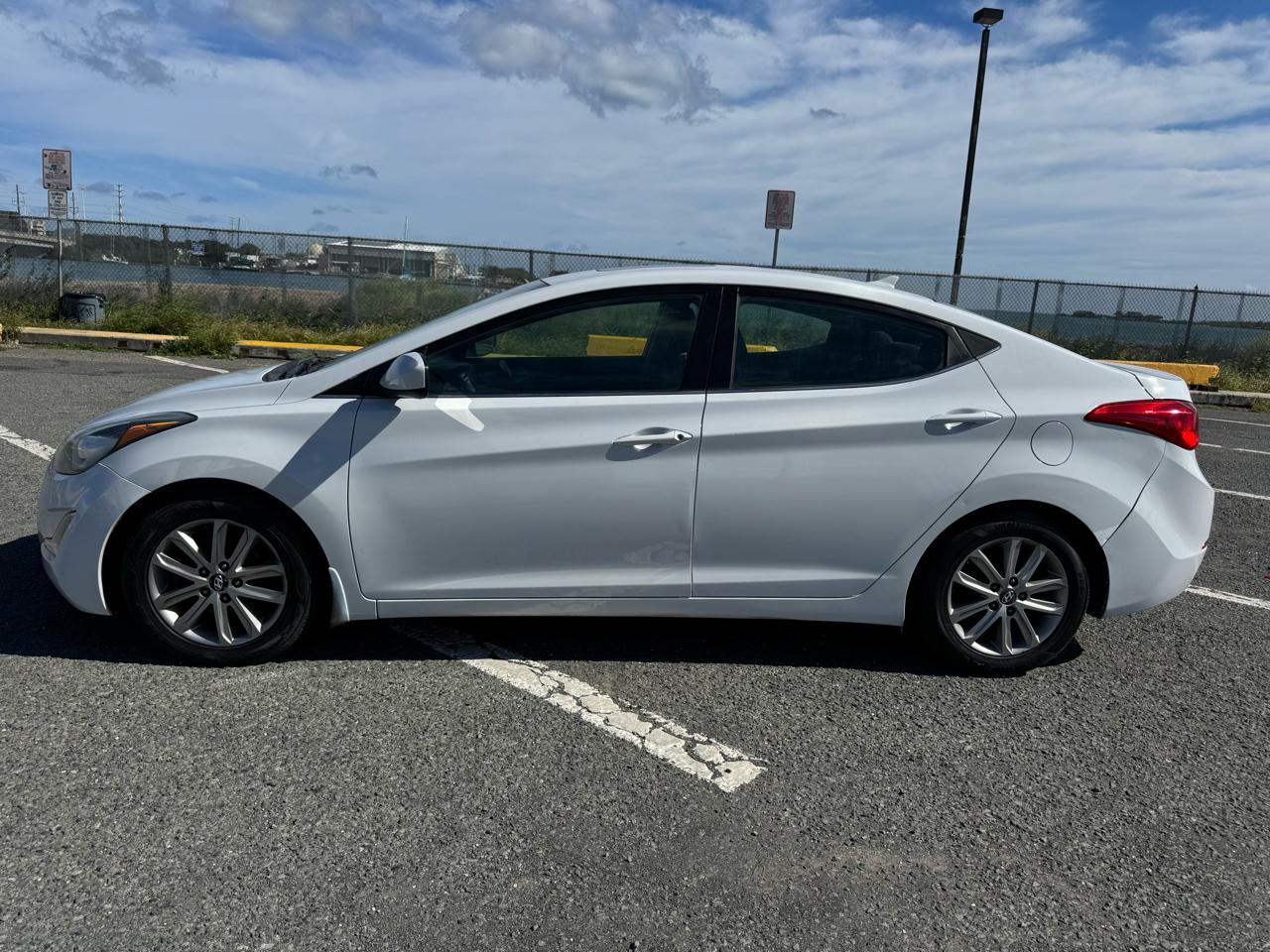Hyundai Elantra SE 6AT 2015