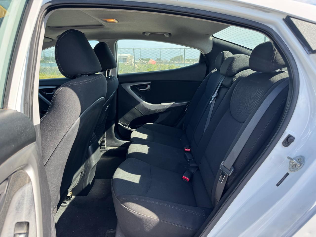 Hyundai Elantra SE 6AT 2015