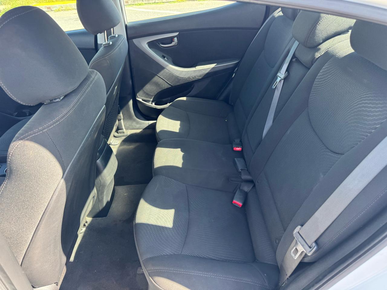 Hyundai Elantra SE 6AT 2015