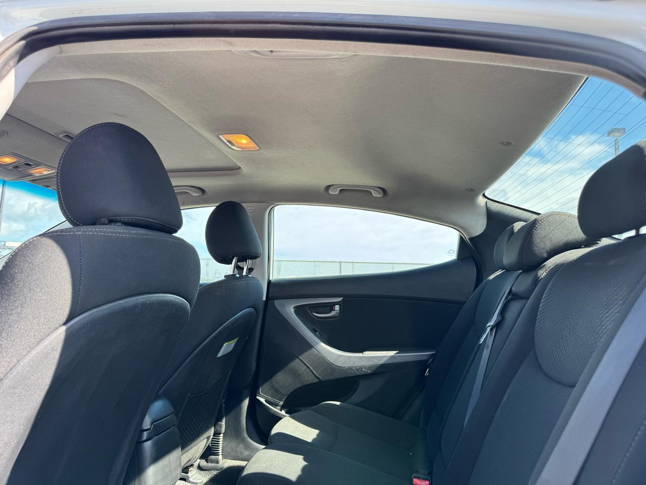 Hyundai Elantra SE 6AT 2015