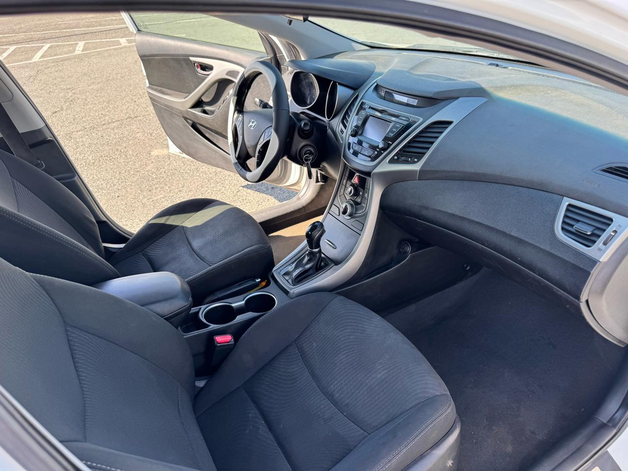 Hyundai Elantra SE 6AT 2015