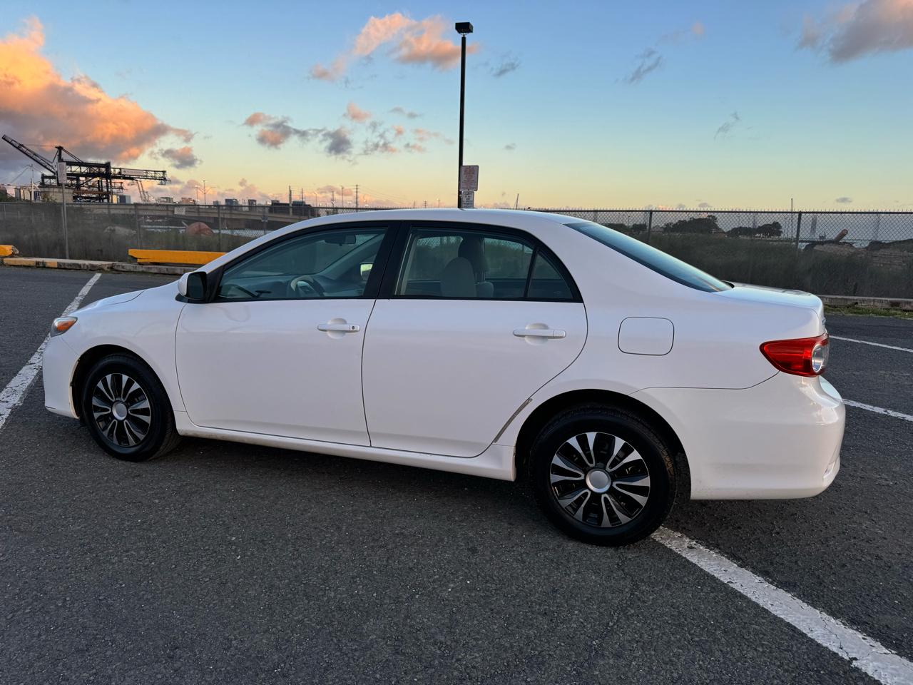 Toyota Corolla 4dr Sdn Auto LE (Natl) 2011