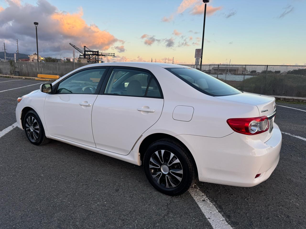 Toyota Corolla 4dr Sdn Auto LE (Natl) 2011
