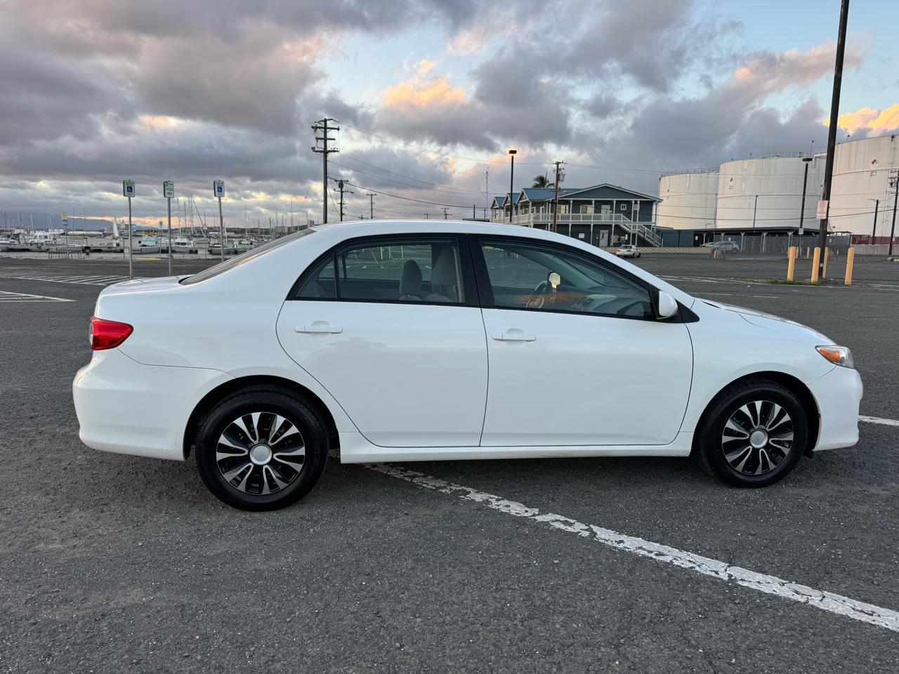 Toyota Corolla 4dr Sdn Auto LE (Natl) 2011