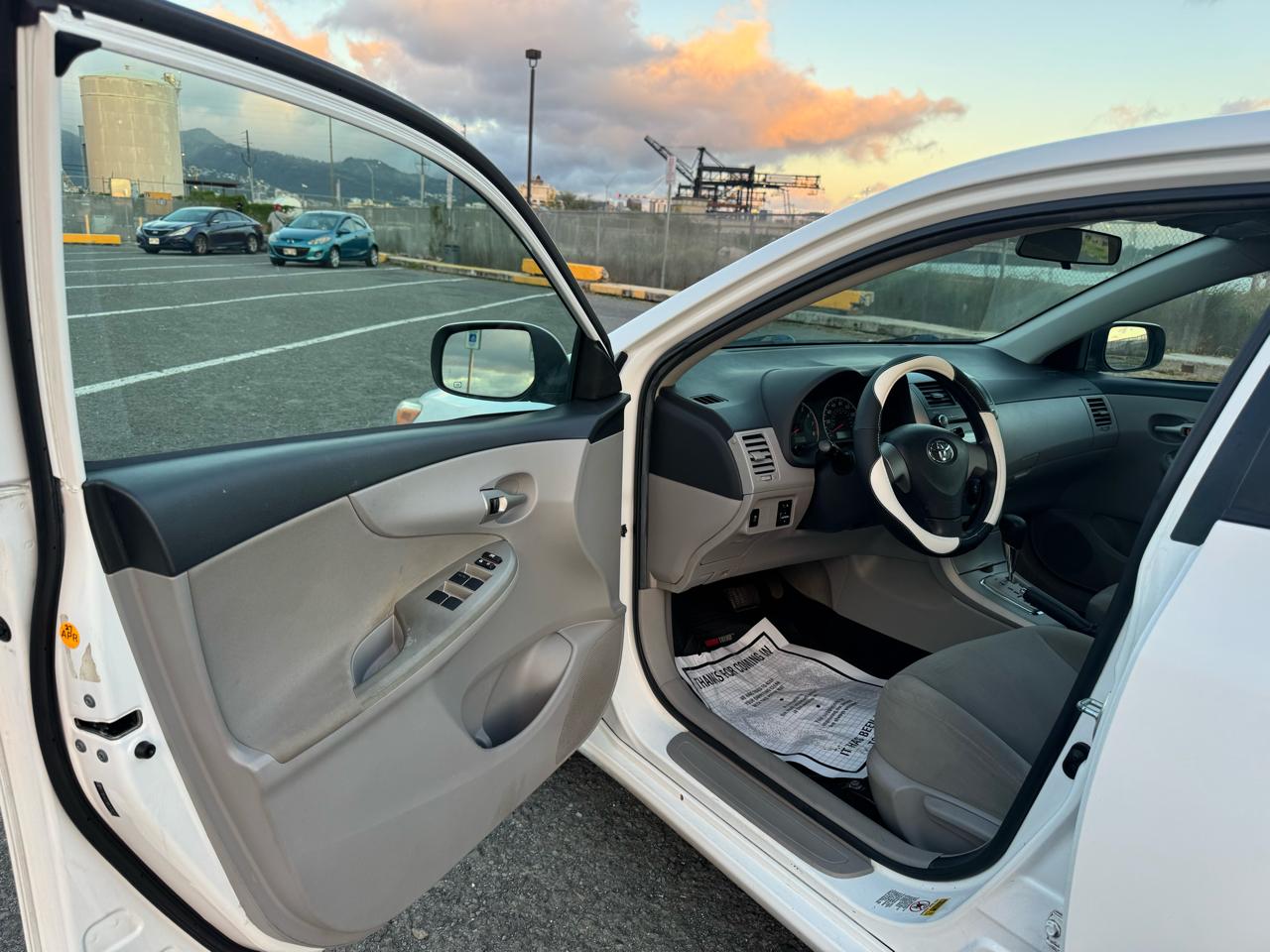 Toyota Corolla 4dr Sdn Auto LE (Natl) 2011