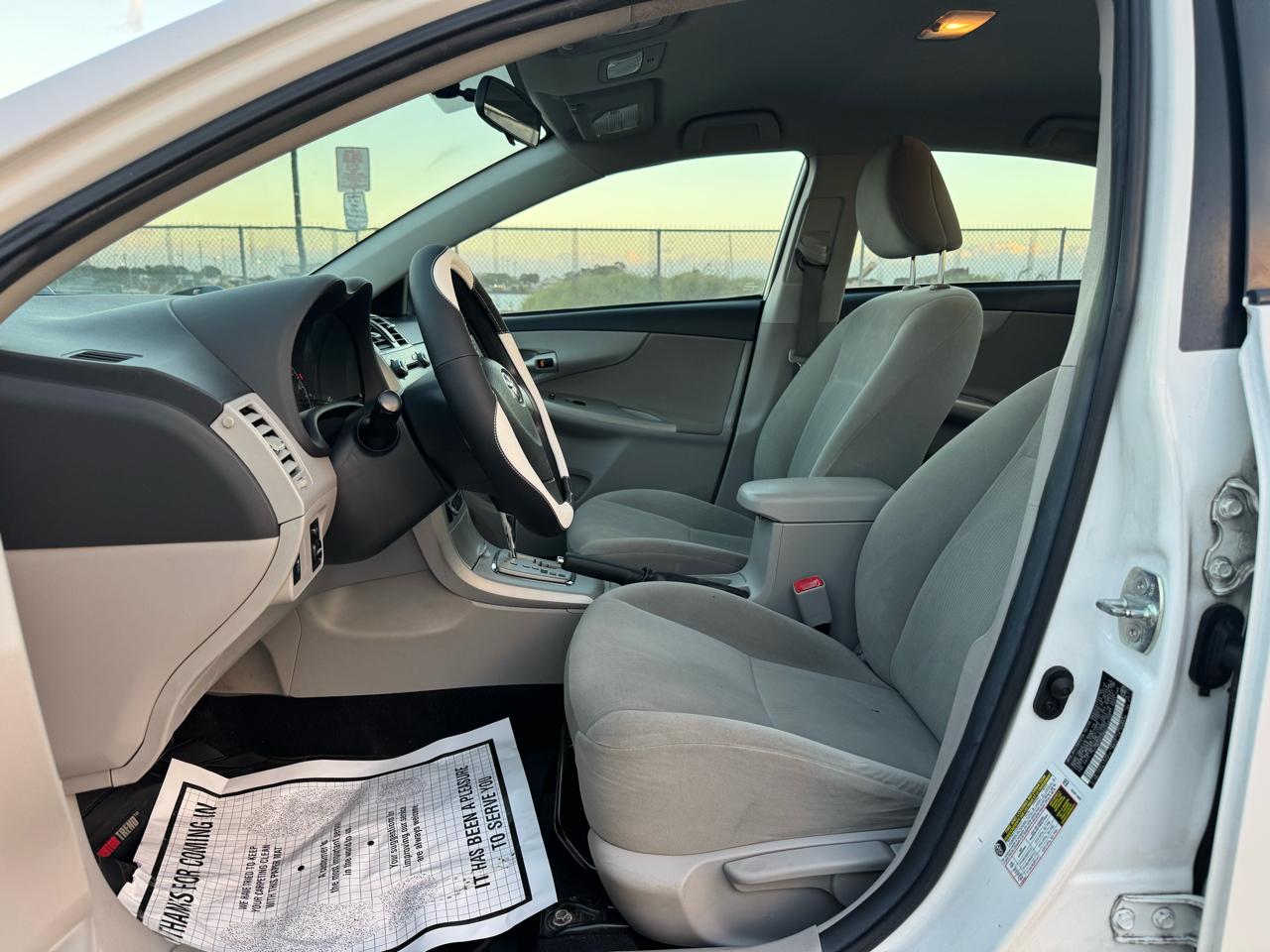 Toyota Corolla 4dr Sdn Auto LE (Natl) 2011