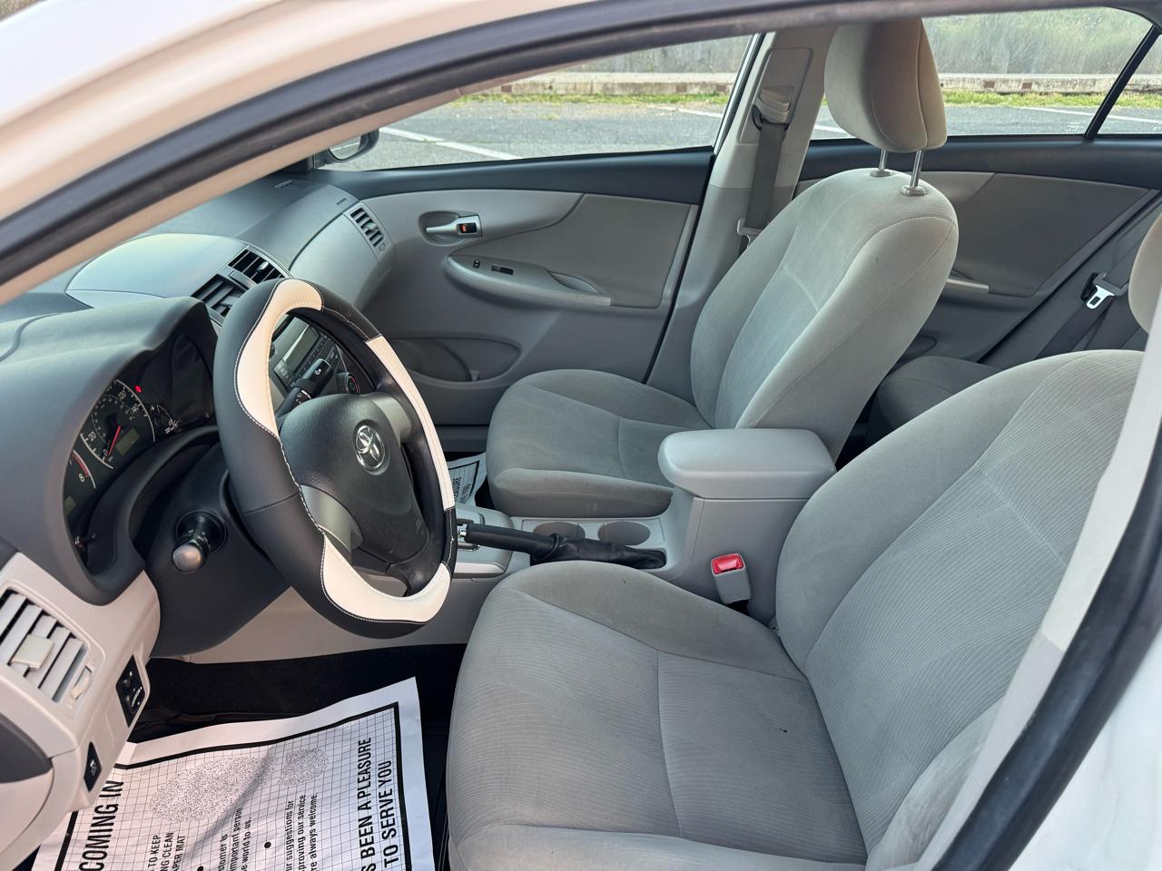 Toyota Corolla 4dr Sdn Auto LE (Natl) 2011