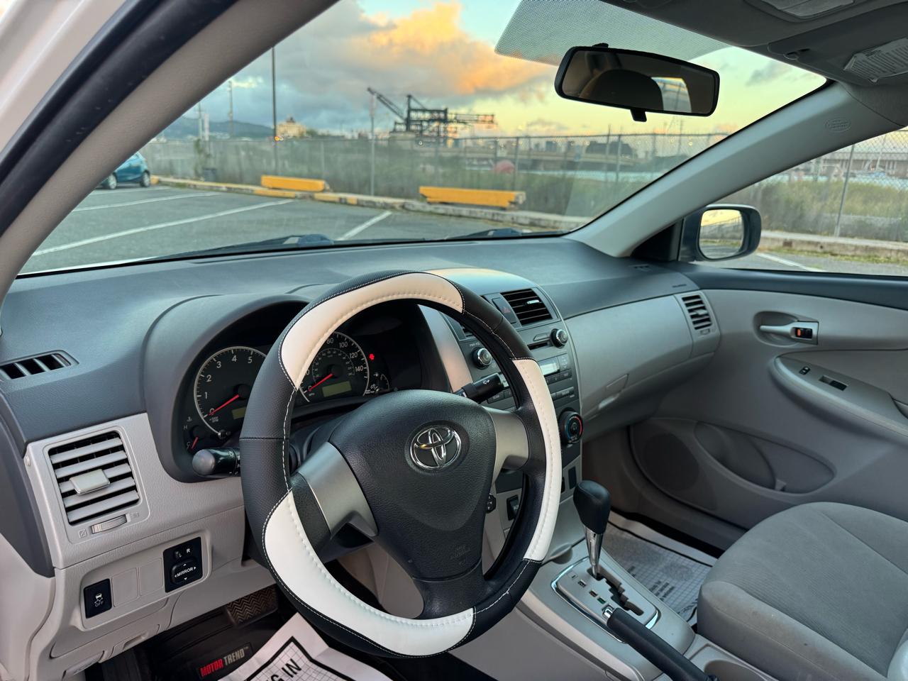 Toyota Corolla 4dr Sdn Auto LE (Natl) 2011