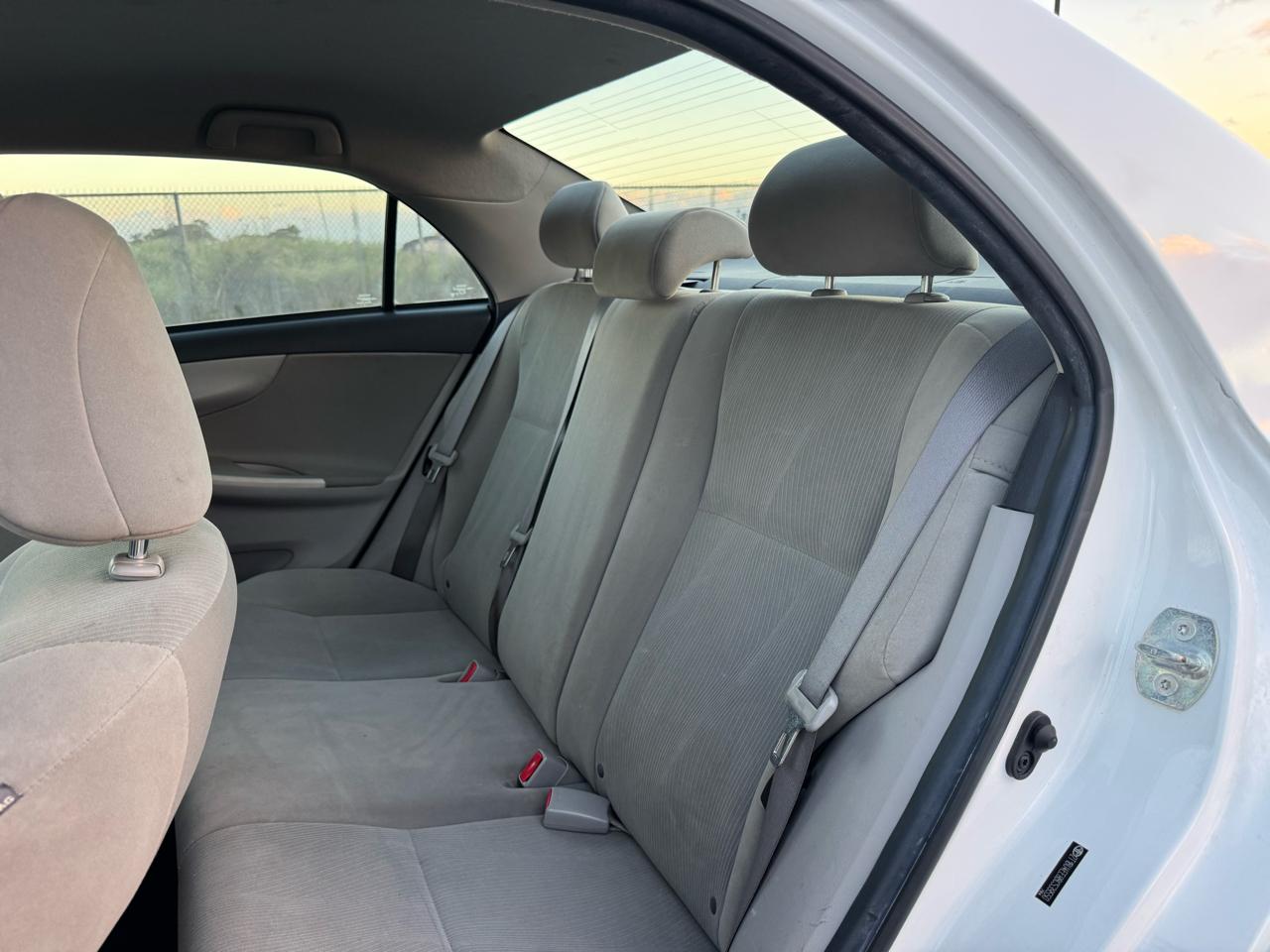 Toyota Corolla 4dr Sdn Auto LE (Natl) 2011