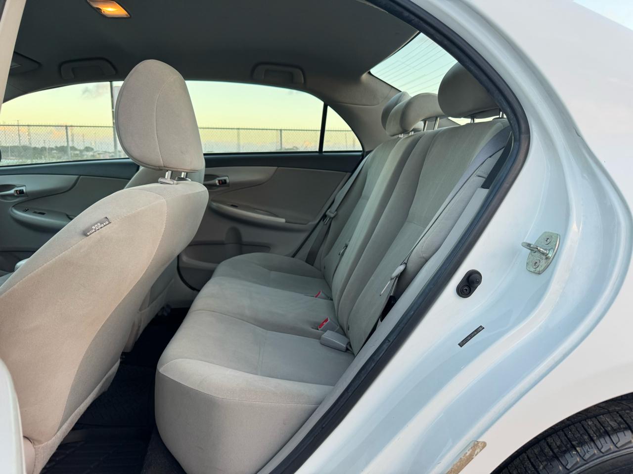 Toyota Corolla 4dr Sdn Auto LE (Natl) 2011