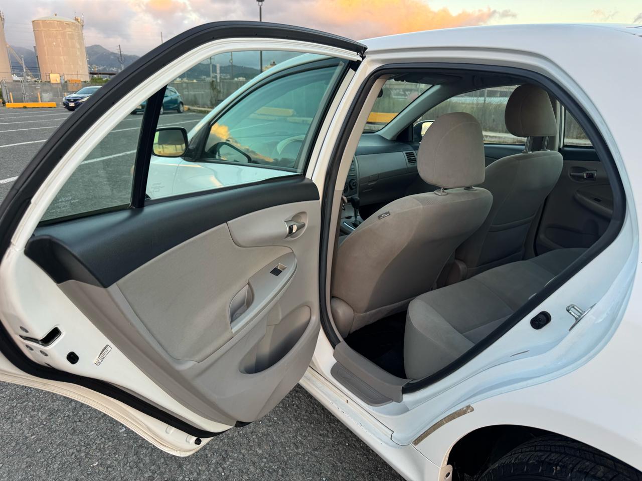 Toyota Corolla 4dr Sdn Auto LE (Natl) 2011