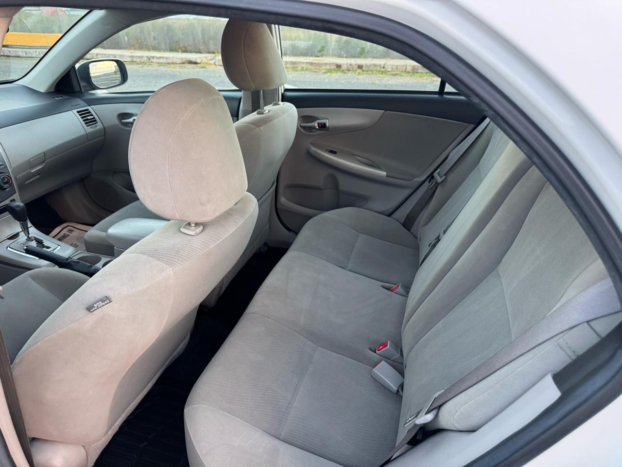 Toyota Corolla 4dr Sdn Auto LE (Natl) 2011