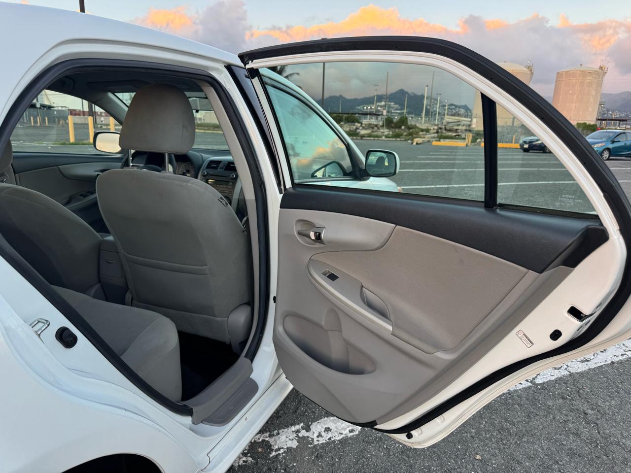 Toyota Corolla 4dr Sdn Auto LE (Natl) 2011