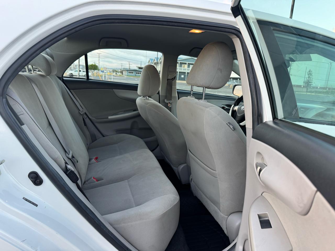 Toyota Corolla 4dr Sdn Auto LE (Natl) 2011