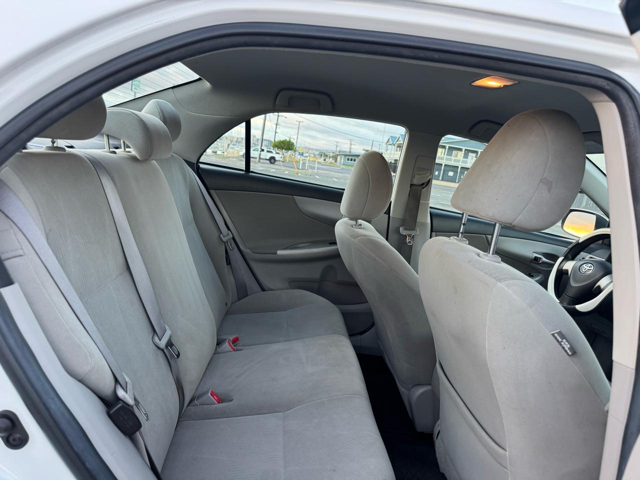 Toyota Corolla 4dr Sdn Auto LE (Natl) 2011