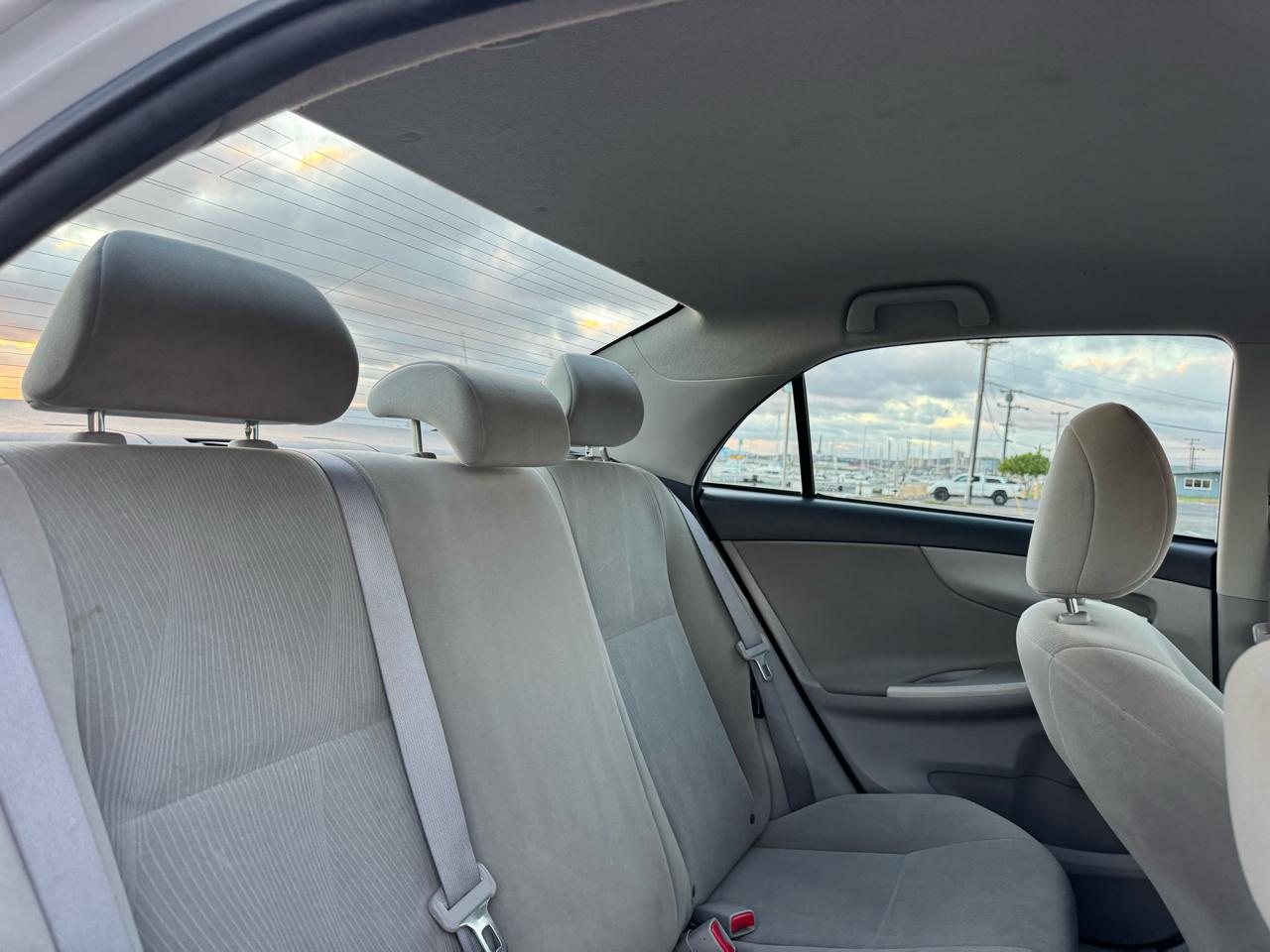 Toyota Corolla 4dr Sdn Auto LE (Natl) 2011