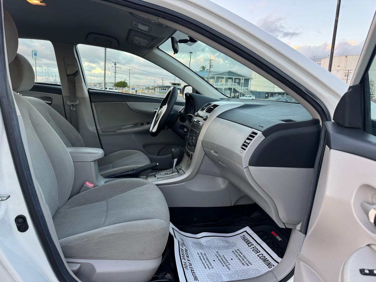 Toyota Corolla 4dr Sdn Auto LE (Natl) 2011