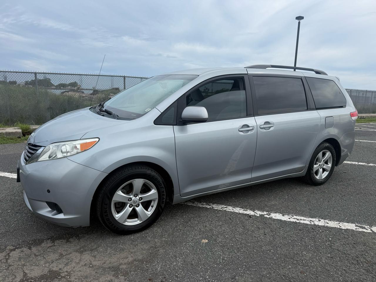 Toyota Sienna LE FWD 8-Passenger V6 2014