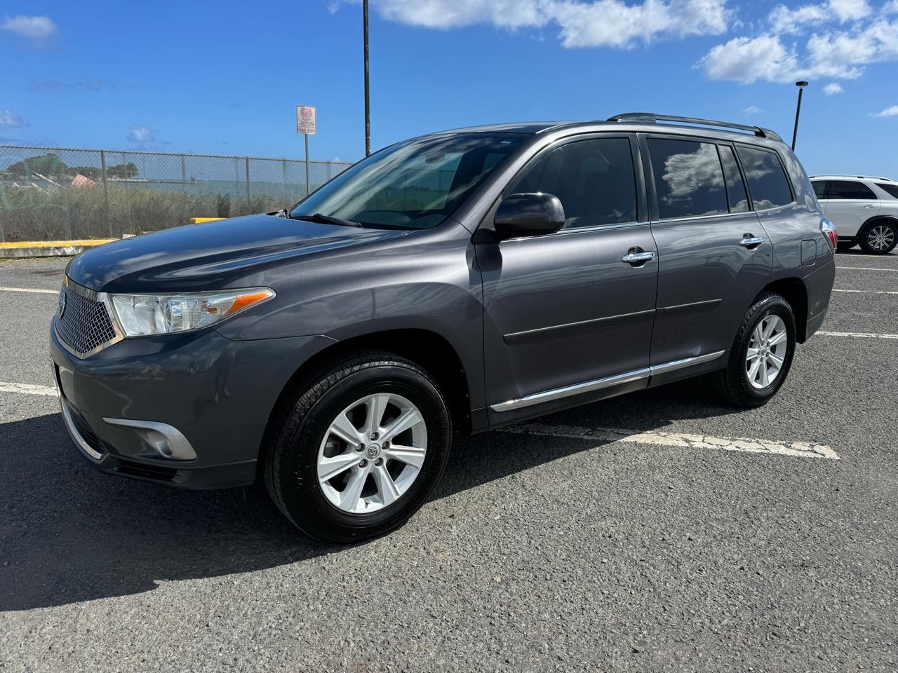 Toyota Highlander Plus 4D SUV FWD 2013