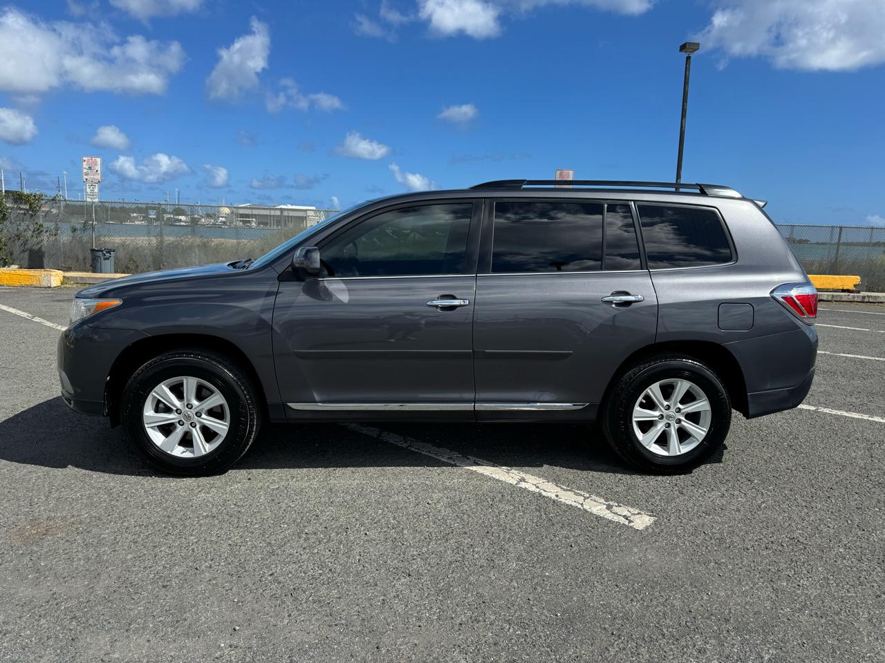 Toyota Highlander Plus 4D SUV FWD 2013