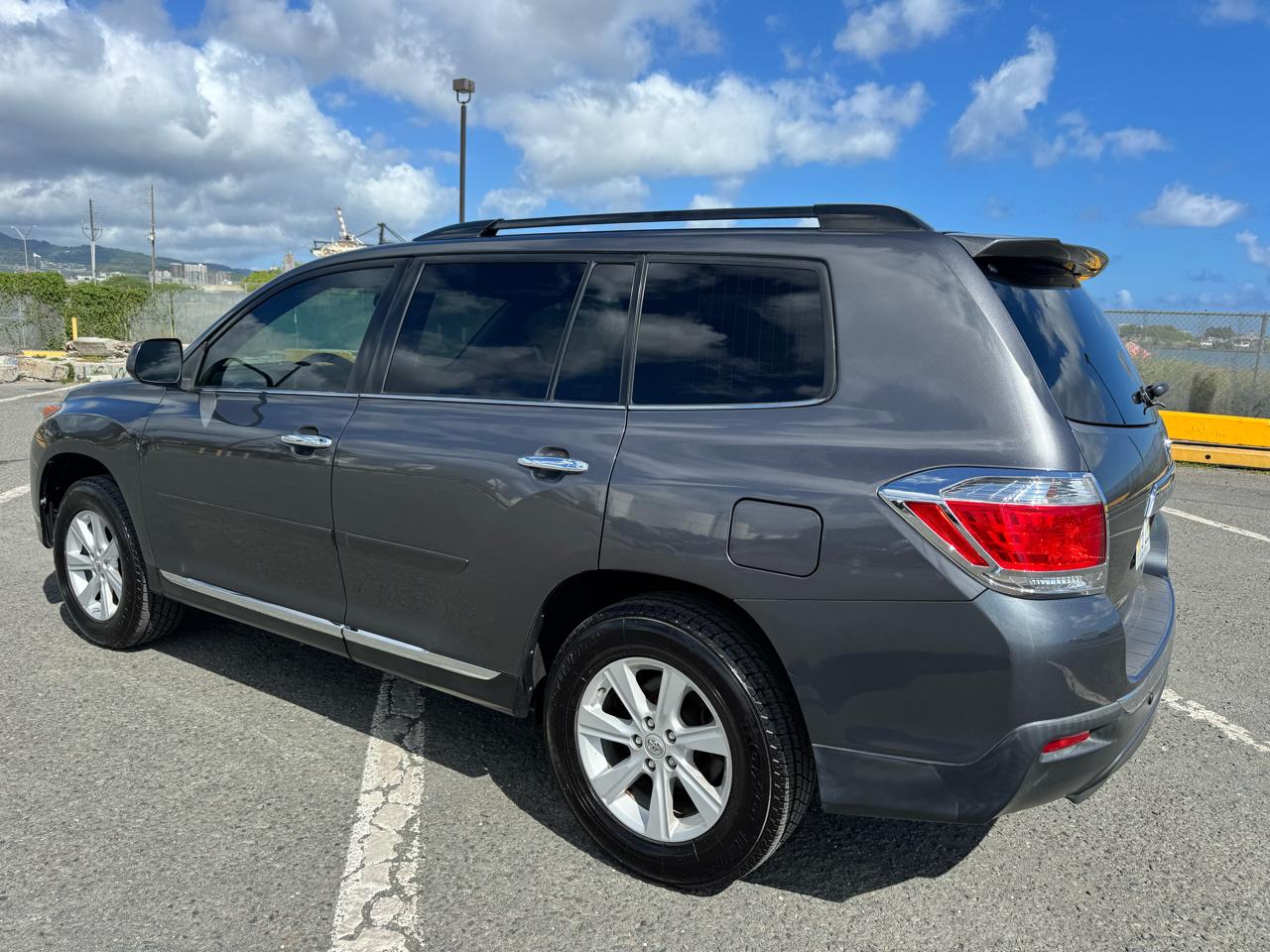 Toyota Highlander Plus 4D SUV FWD 2013