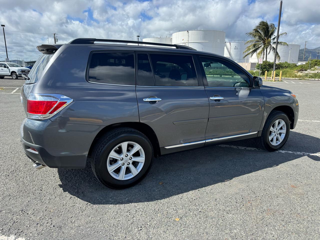 Toyota Highlander Plus 4D SUV FWD 2013
