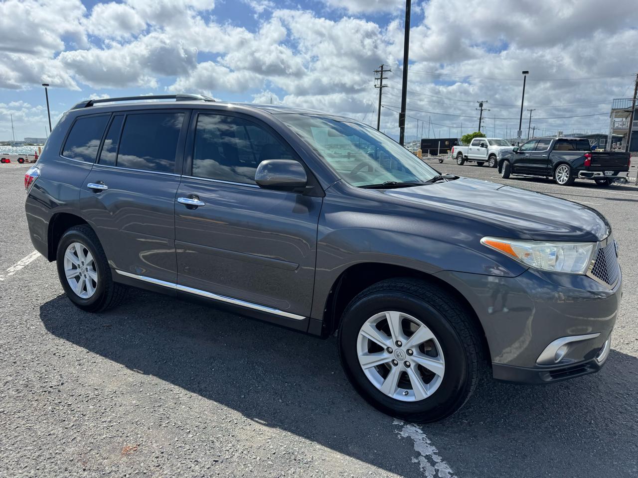 Toyota Highlander Plus 4D SUV FWD 2013