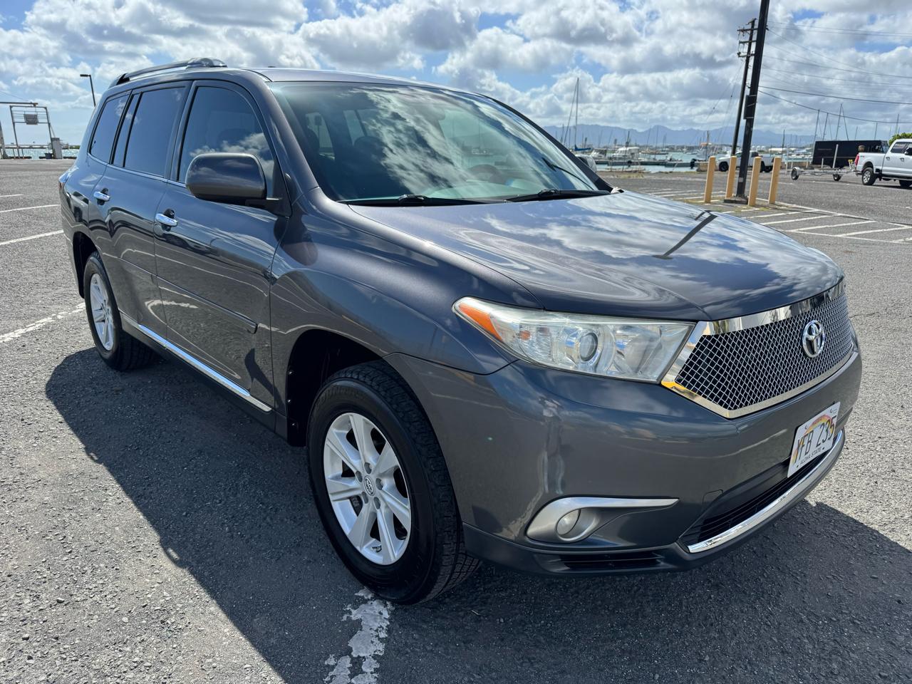 Toyota Highlander Plus 4D SUV FWD 2013